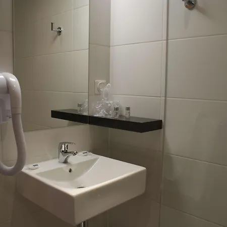 Confort La Rochelle Centre Les Minimes Hotel